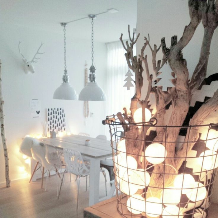 Skandináv belső-érdekes-téli dekoráció fa ágai izzók