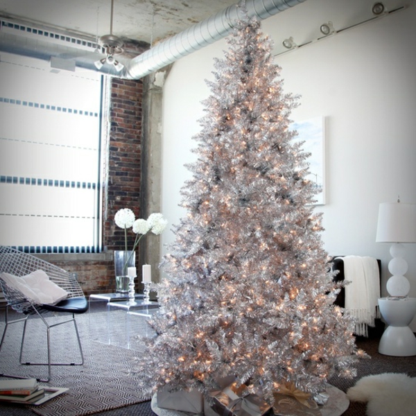fehér karácsonyi dekoráció - a nagy szobában egy fenyőfa