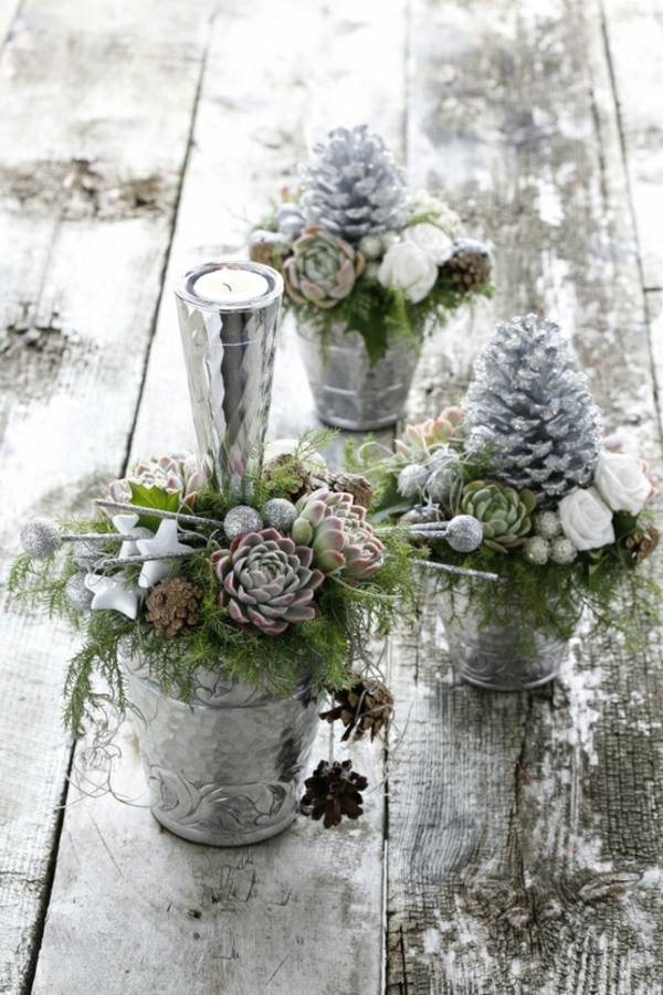 fehér karácsonyi dekoráció - gyönyörű virágok, fehér kúpok és egy kis gyertya