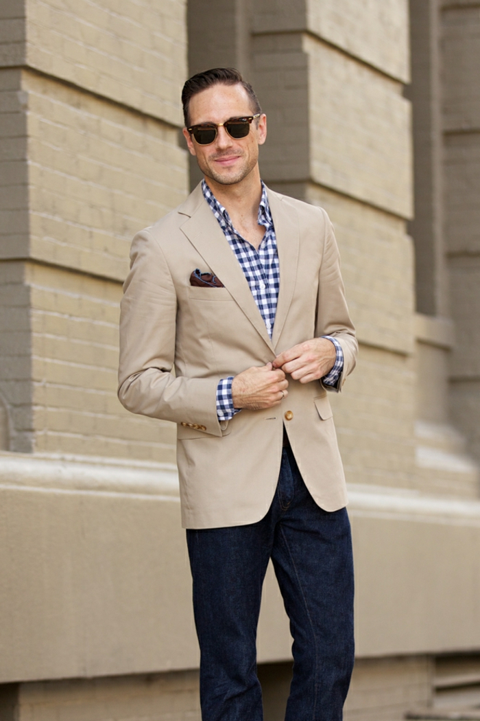 smart casual hommes code vestimentaire sportif élégant blazer beige chemise à carreaux jeans lunettes
