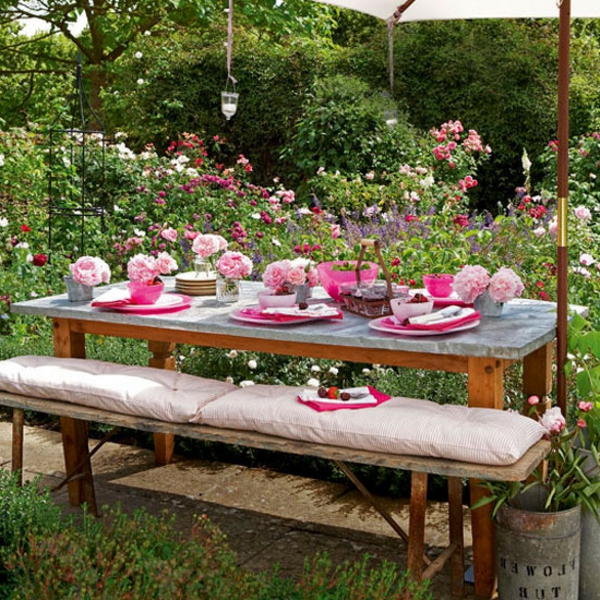 flores de verano-mesa-decoración-interesantes-hechas-rosadas bajo una gran sombrilla