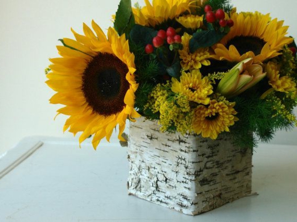 الصيف tischdeko-مع الزهور الجميلة والأصفر، زهرة ترتيبات في الأصفر