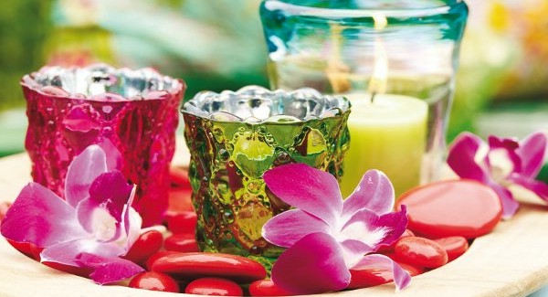nyári asztali díszítéssel - nagyon szép színes üvegekkel és rózsaszín virágokkal