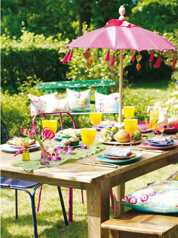 nyári asztali dekoráció - gyönyörűen készült - sok gyümölcs és egy szép napernyő