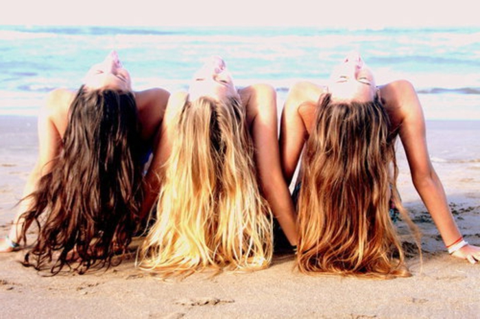 слънчево и плаж и три-красивите жени-