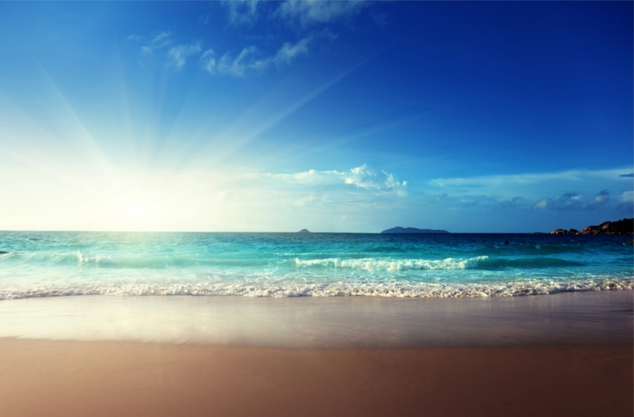 الشمس والشاطئ فائقة جميلة، السماء الزرقاء