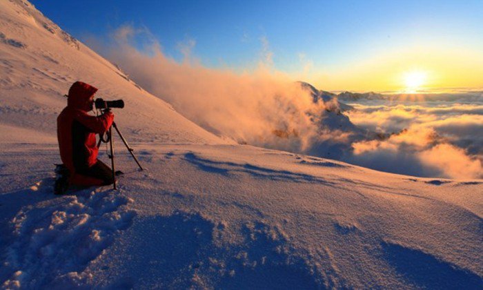 ανατολή του ηλίου-φωτογραφία-βουνά-με-το χιόνι