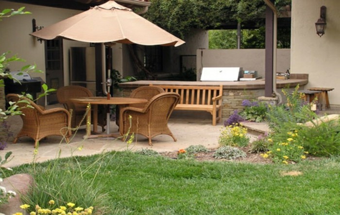 sombrilla-y-hermosa-madera-muebles-en-moderno-jardín