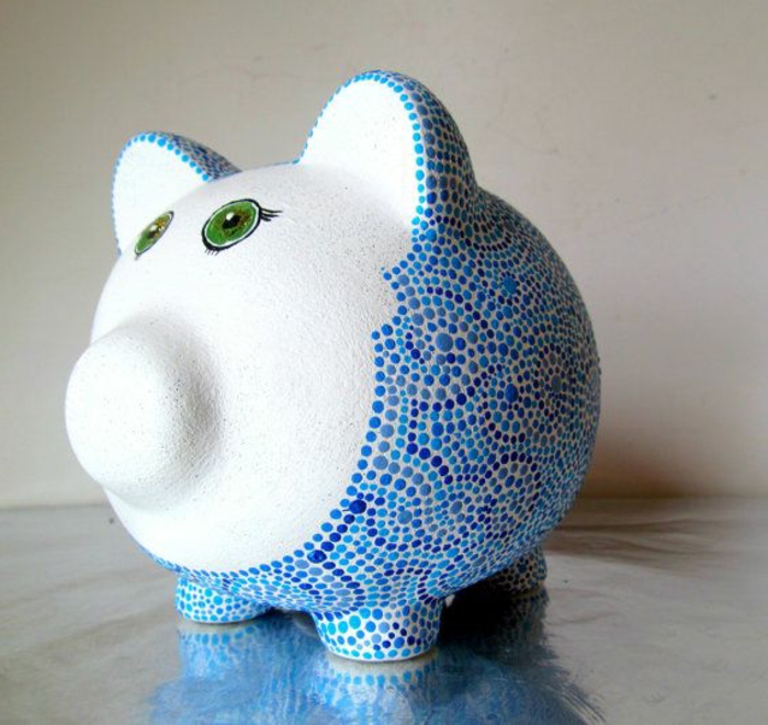 piggy-pintura-modelo-con-azul-elemenenten