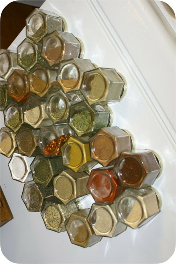 kis üvegek segítenek a fűszerek szervezésében és tárolásában