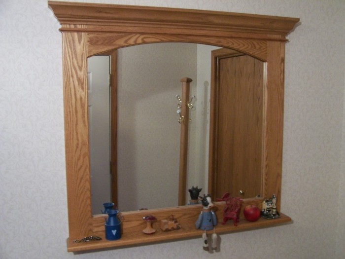 مرآة مع خشبية الإطار في داخل الرواق