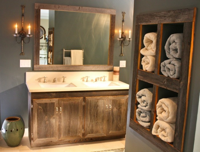 مرآة مع إطار خشبي في واحد في حديث الحمام