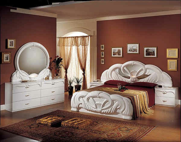 Olasz hálószoba - elegáns ágy és fehér tükörszekrény