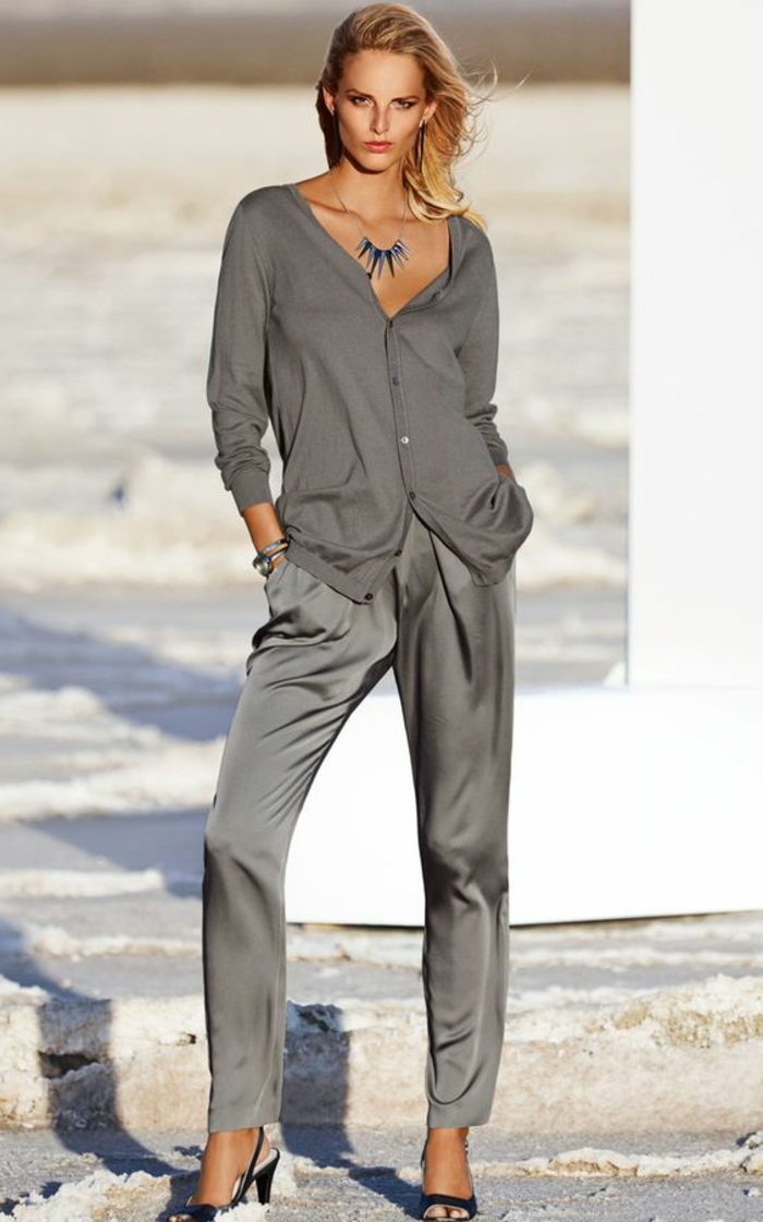 ενδυμασία κώδικα επιχειρήσεων casual γυναικών γυναίκα σε γκρι χρώμα σατέν παντελόνι και ζακέτα όμορφο κολιέ