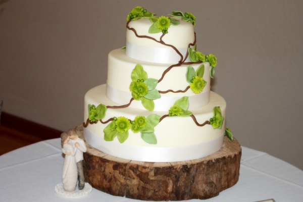 celebración de la boda de madera - pastel en blanco y verde