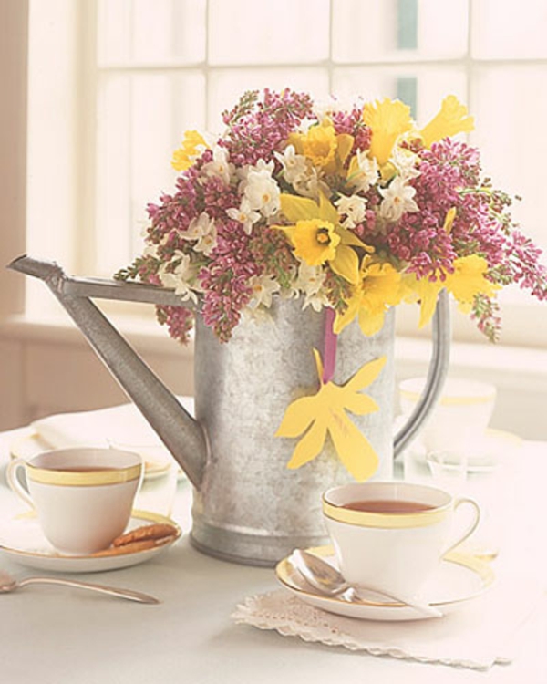 pour-pot-a-váza-sárga-világos rózsaszín-fehér-kivirágzott-táblázat-dekoráció