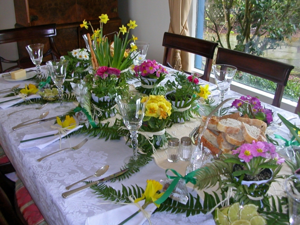 rugós természetes asztali színes-nárcisz-kankalin-páfrány reggelivel