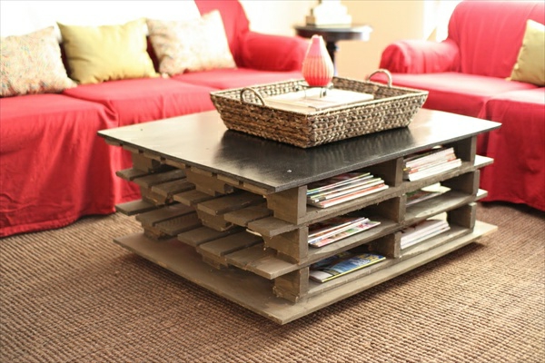 Diseño de sala de estar con una mesa de madera DIY