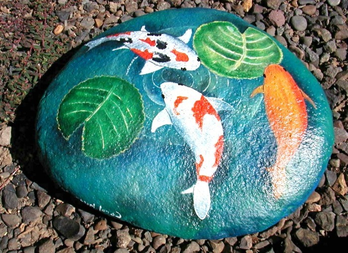 каменна боядисване-риба на един камък-живопис