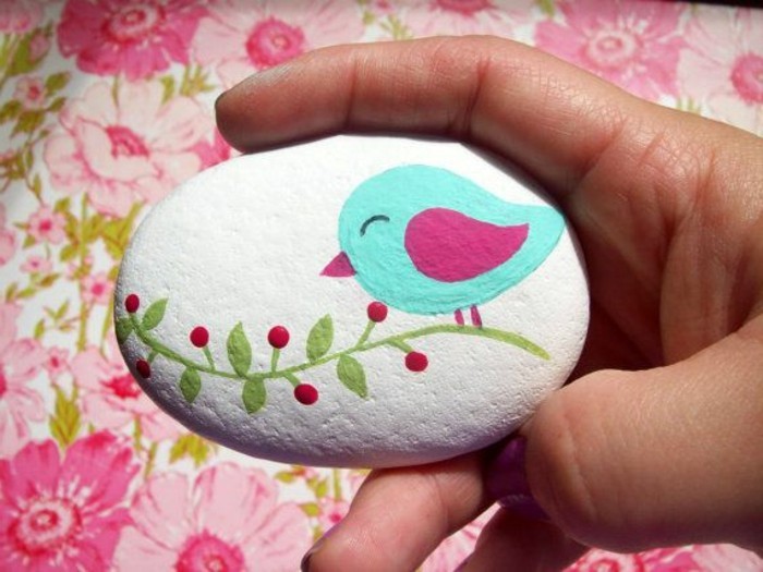 камъни рисувани-камък-с-цветни птици