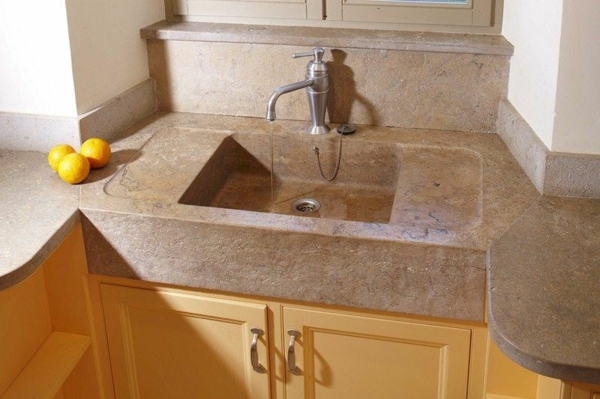 каменна мивка-за-кухня-дървени шкафове-под оранжево-до