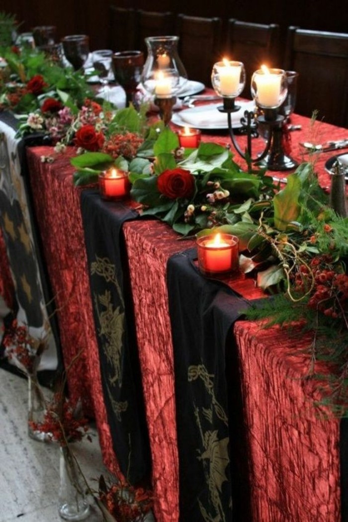 elegáns vörös asztali dekoráció esküvői-in-középkori stílusban