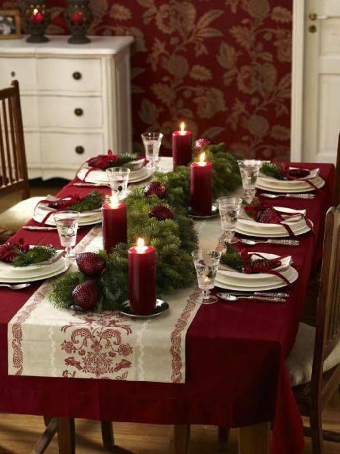 elegáns-borvörös asztaldísz-to-Christmas-kúp fenyő ágak gyertyák