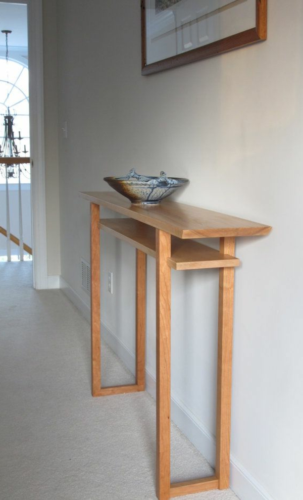 κομψό ξύλινο τραπέζι-in-the-αίθουσα