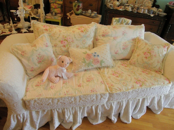 тъкани с розов модел - елегантен диван-ретро виз