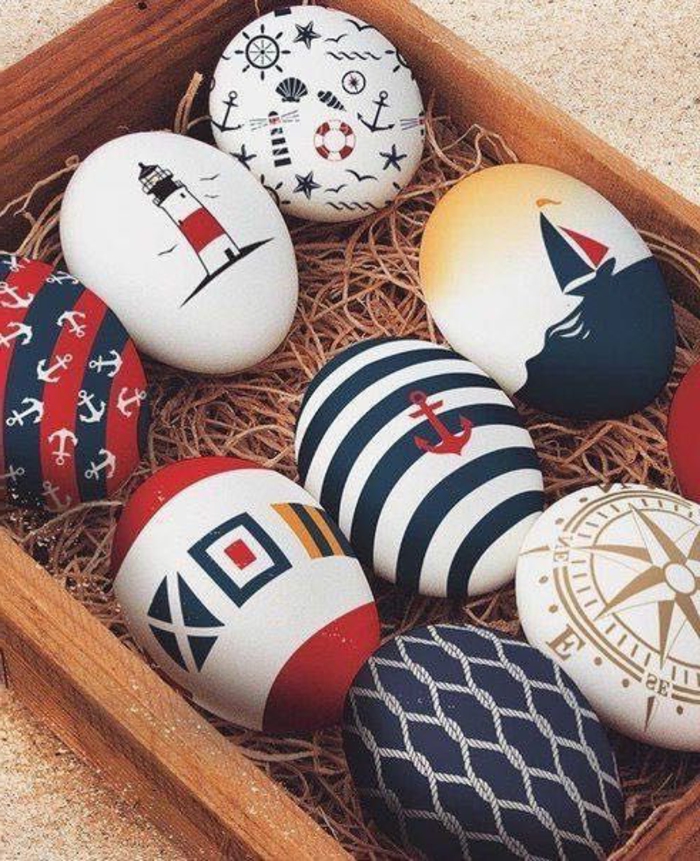Pomorska jaja ukrašavaju drvenu ploču i juutu kao osnovu