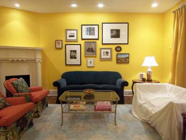 moderni olohuoneen suunnittelu - keltainen seinämaali