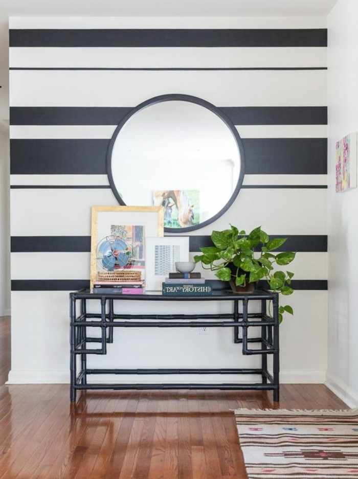 ивица изтриване-тоалетна маса черно-кръгло огледало-книги-мини маса от пода килим-дресинг фен-растение-дървени