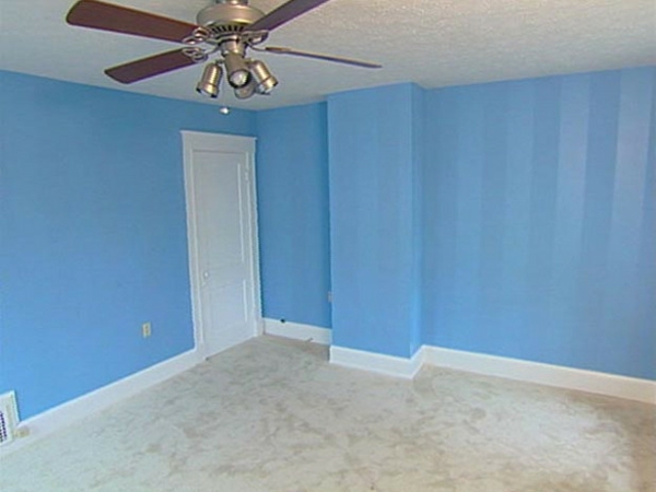 rayas papel tapiz-en-azul-matices-sala de estar