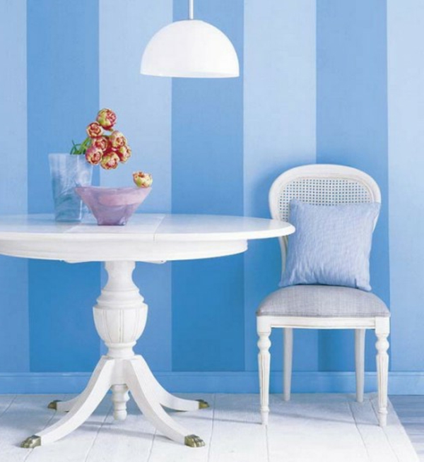 rayas papel tapiz-en-azul-sala de estar