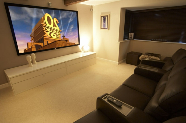 неударен-диван-в-система за домашно кино с модерен дизайн