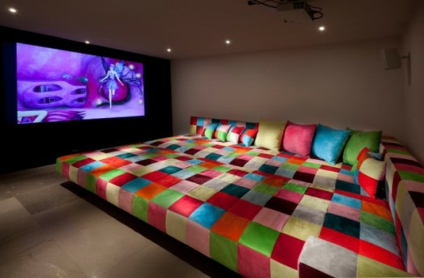 cama extravagante de cine en casa sin estrés muchas almohadas de colores