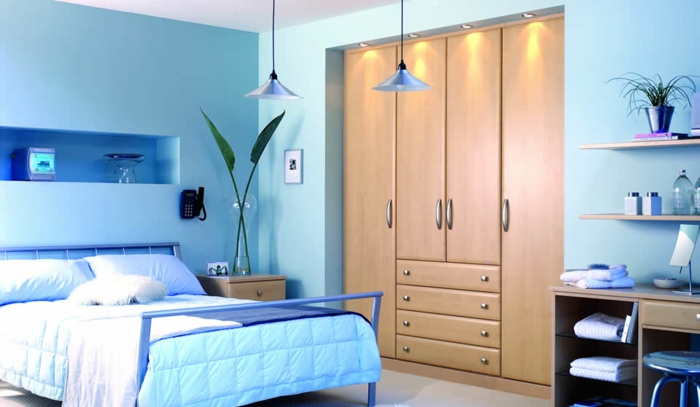 стилен гардероб и синьо-стена в спални