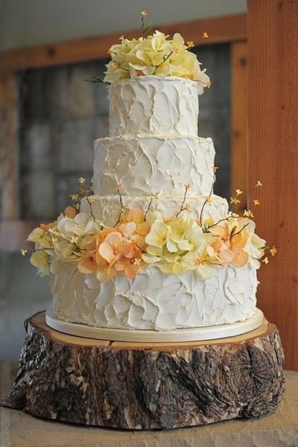 celebración de la boda de madera - con un gran pastel blanco
