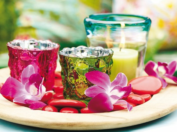 nyári kerti party-asztal-dísz üveg gyertya tartók-vörös-kavics-orchideák