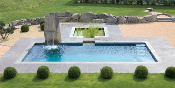 Móvil-de-diseño de la piscina en el jardín