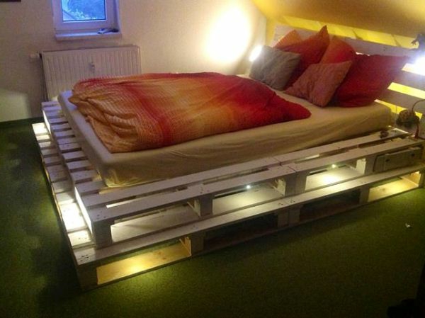 super-lit-bed-off-pallets - al lado de una pequeña ventana