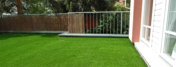 super-cool-terraza-con-alfombra artificial césped