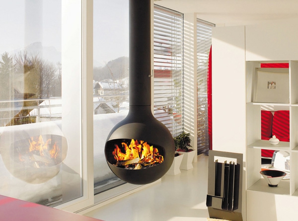 super-cheminée-dans-luxueuse-chambre-avec des murs de verre