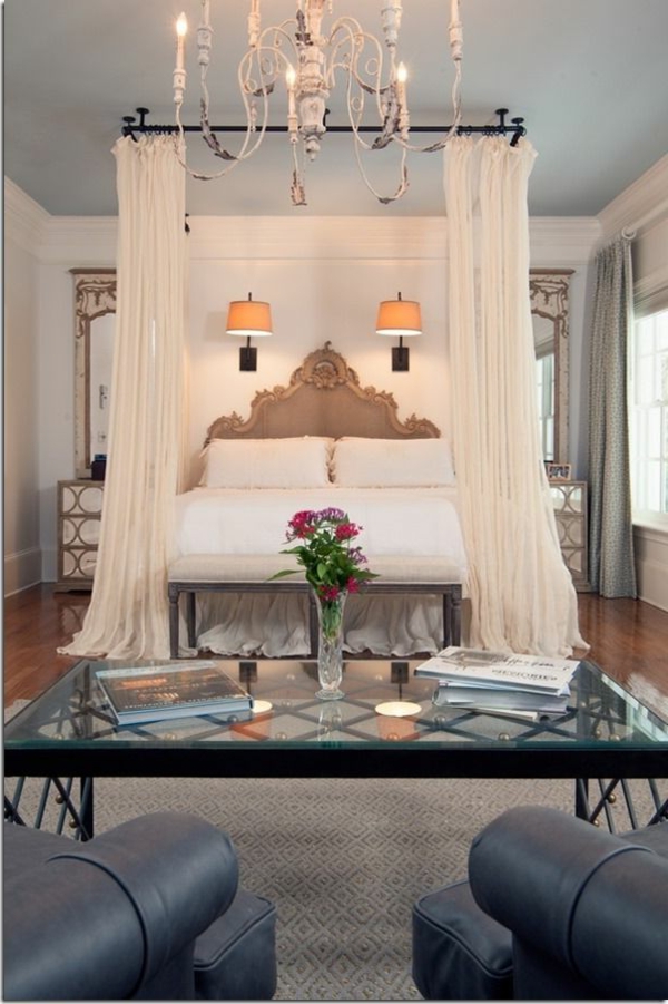 Luxus ágy eredeti fehér dekoratív függönyökkel