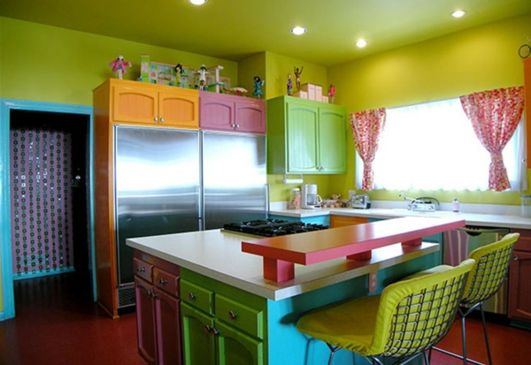 кухня идеи цветове - цветни нюанси готвене остров две бар столове малки завеси