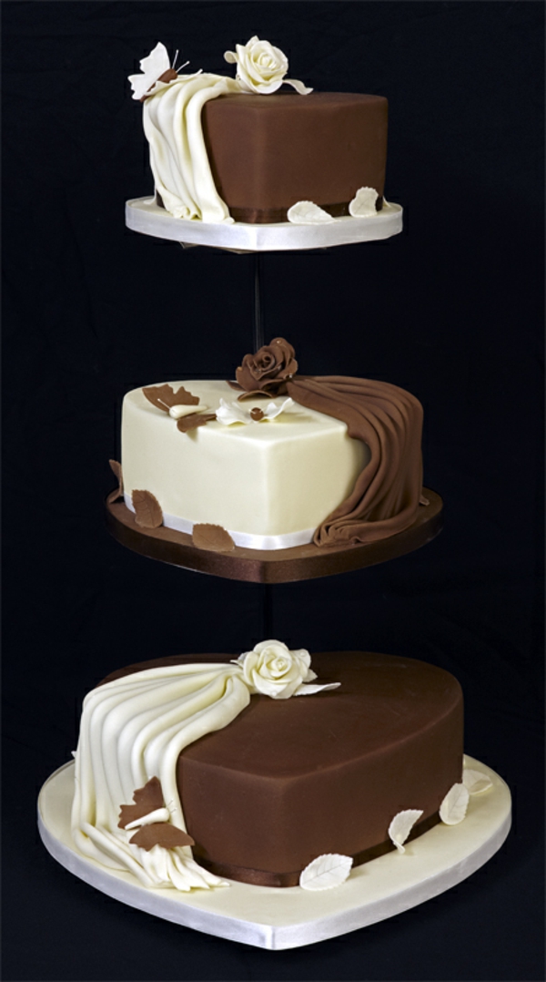 pastel de bodas de varios pisos hecho de chocolate