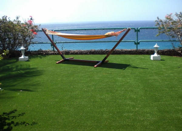 супер красива тераса с изкуствена трева и хамак