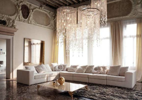 szuper-szép-deco-nappali-furcsa csillárok és kanapé