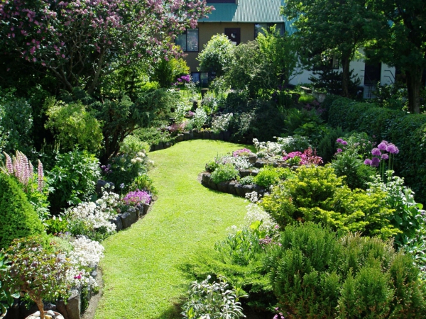 super-ελκυστικό-κήπο-με-πολλά πράσινα φυτά και χλοοτάπητα