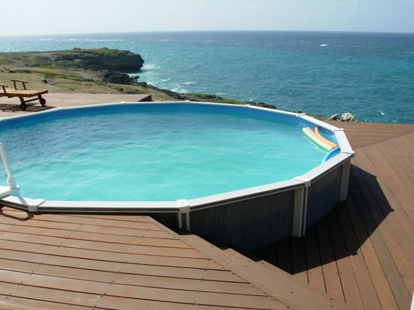 супер красив кръг басейн с красив изглед към морето